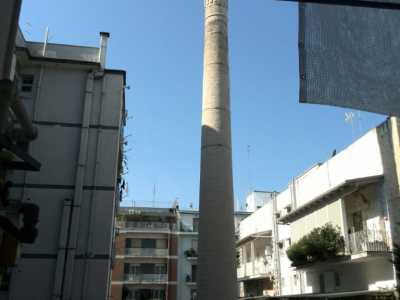 La ciminiera vista da un palazzo vicino